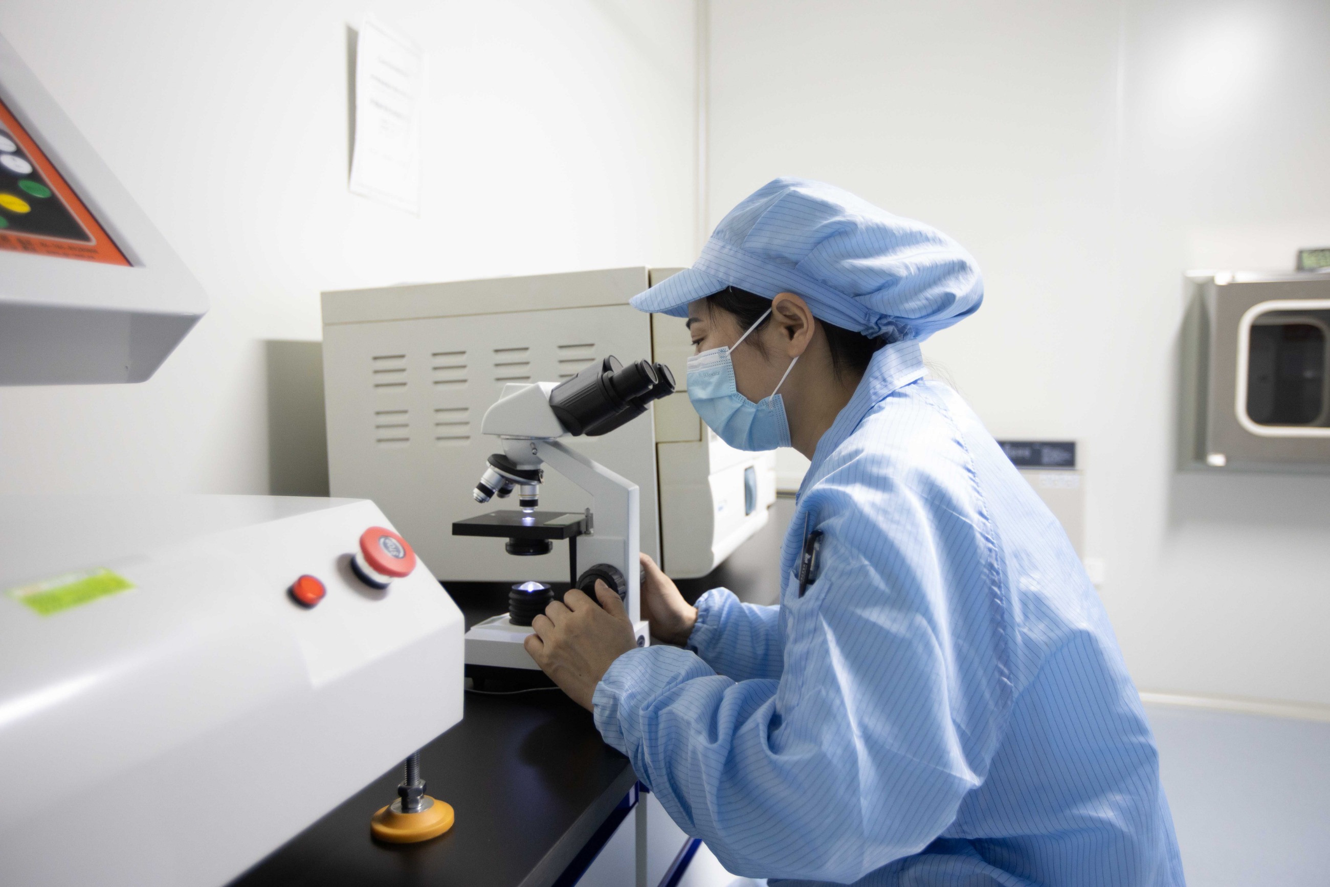 <strong>专业实验设备</strong>